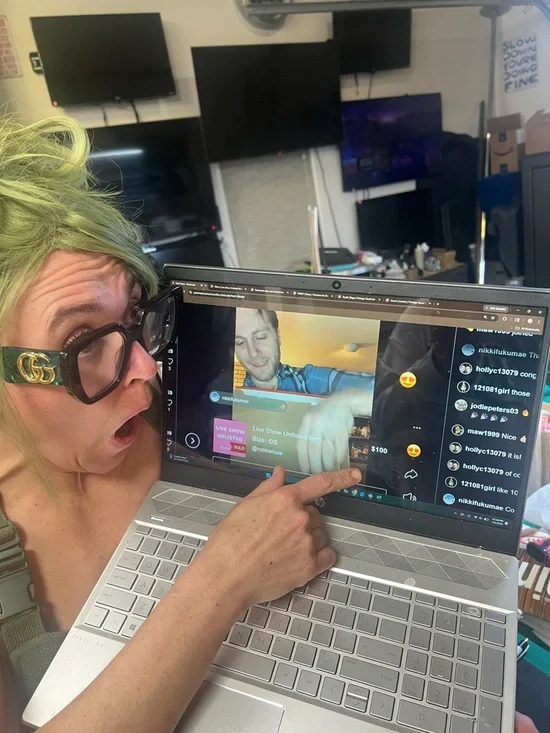 Gucci Green and Gold Velvet Networking Booster Antenna - Picture 2 of 4